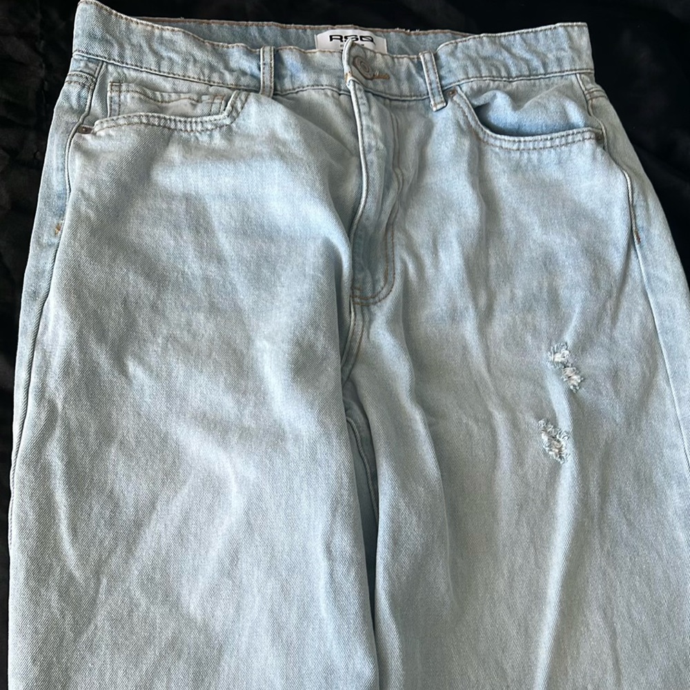 LIGHT VINTAGE WASH
5-pocket styling. High rise waist. Distressing on legs.